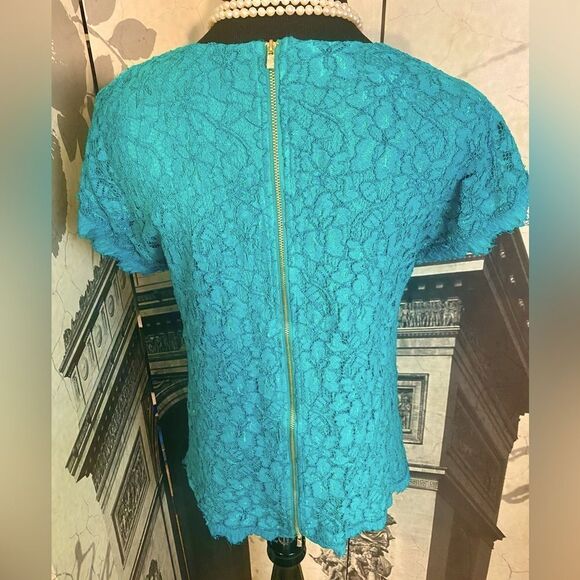 Beautiful top by Diane von Furstenberg in size medium - Picture 2 of 2